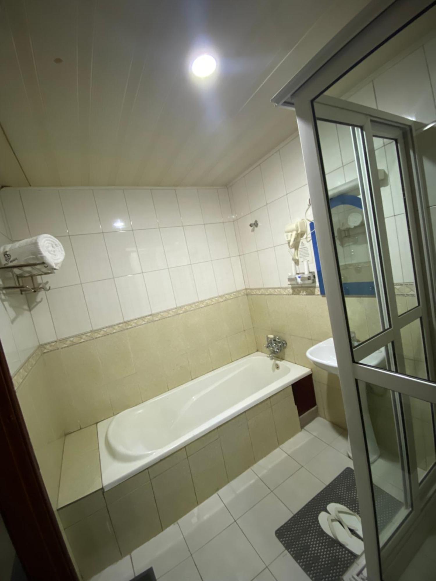 La Grande Hotel Kampala Eksteriør billede